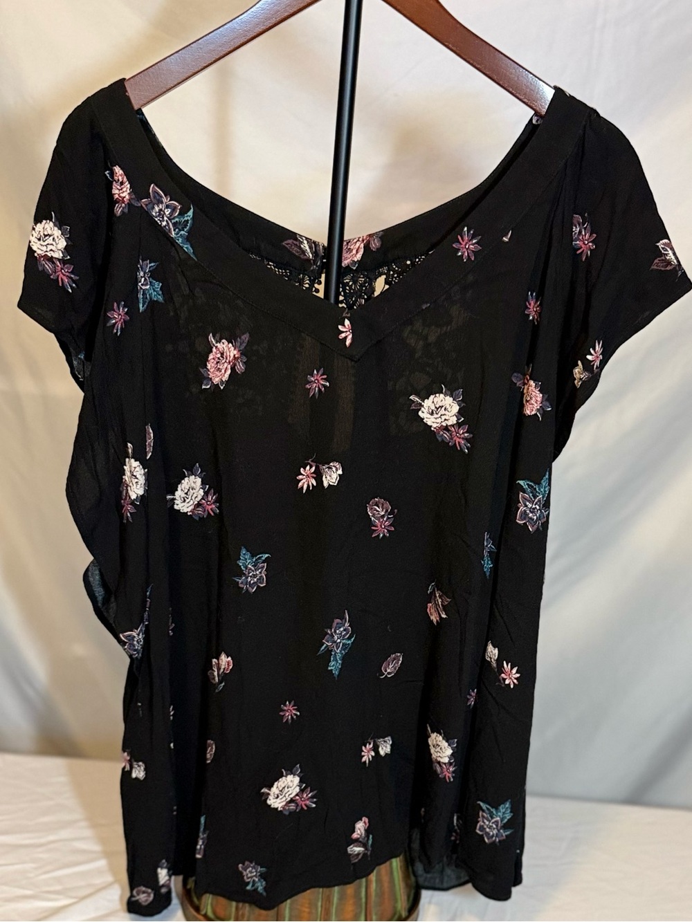 torrid Black Floral V-Neck Short Sleeve Blouse with Lace Detail Size 2/2X (X24)